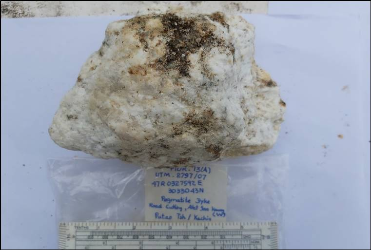 Pegmatite_MM_Rock_01_2023.jpg